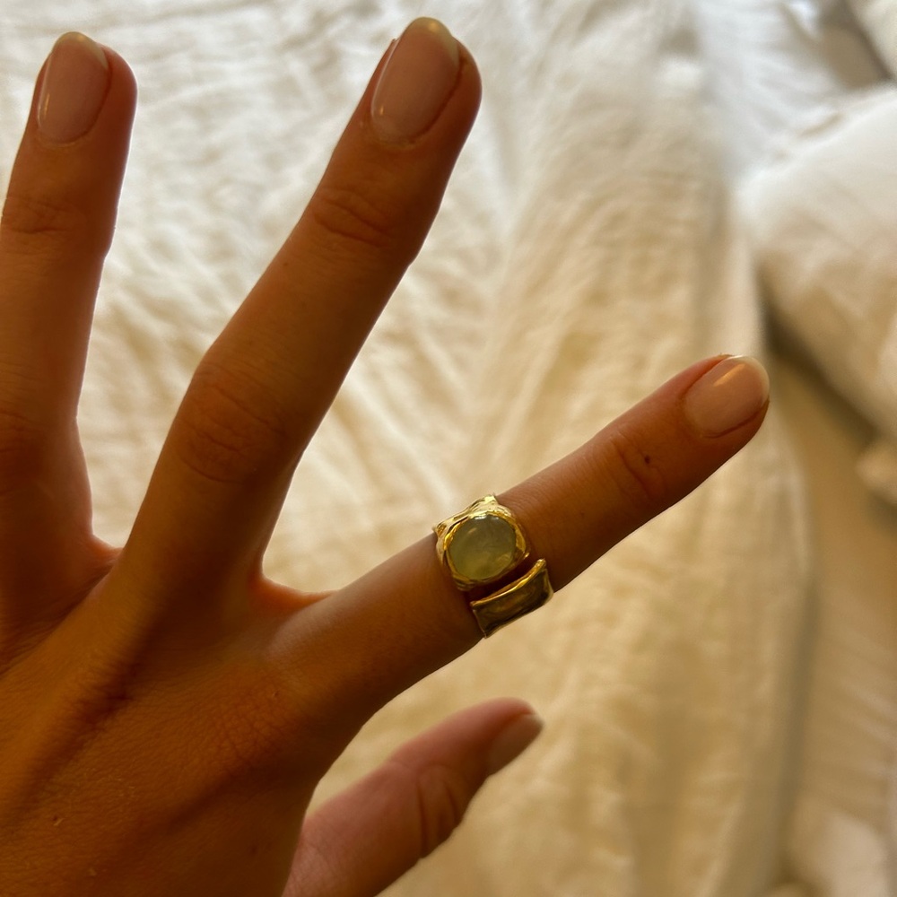 Elegant Gold Ring with Blue Stone